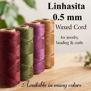 Pode incluir: Quatro bobinas de cordão encerado Linhasita de 0,5 mm nas cores bordô, verde-oliva, roxo e castanho. O texto diz: Linhasita 0.5 mm Waxed Cord for jewelry, beading & crafts. Available in many colors. As bobinas estão dispostas em fila diagonal.