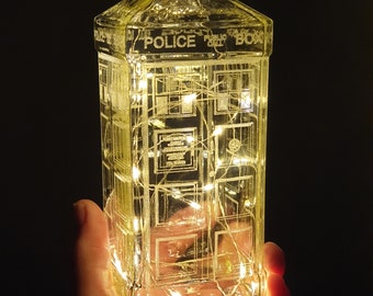 Luminária em forma de garrafa TARDIS Doctor Who: Garrafa vazia reciclada de 1 litro da Jack Daniel's com gravação a laser.