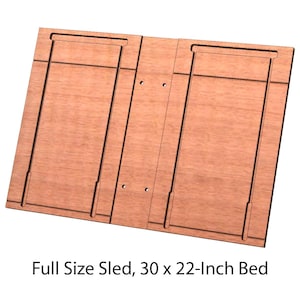 Puede incluir: Una cama de trineo de madera de tamaño completo con un acabado marrón claro. La cama mide 76 x 56 cm y presenta ranuras y recortes empotrados. El texto "Full Size Sled, 30 x 22-Inch Bed" se muestra en la parte inferior.