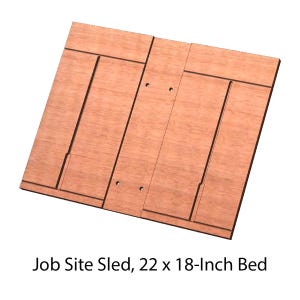 Puede incluir: Un trineo de obra de madera con una base de 56 x 46 cm. El trineo es de madera marrón claro y tiene forma rectangular con ranuras y agujeros. El texto "Job Site Sled, 22 x 18-Inch Bed" se muestra debajo.