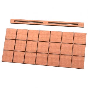 Puede incluir: Tablero de juego de madera con 20 baldosas cuadradas y una pieza rectangular separada con ranuras. La madera tiene un tono marrón rojizo cálido. Las piezas están dispuestas sobre un fondo blanco, lo que sugiere un componente artesanal o de juego.