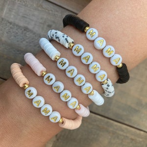 Pulseira com nome personalizado Mama Gold Neutral Sand Blush Bright Heishi Disc - pulseira de contas douradas, pulseira com número de data inicial Mum Mummy Mom