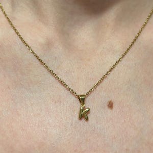Collar con colgante de globo de burbujas con letra inicial chapado en oro de 18 quilates para mujer. Regalos para ella. Elegante collar minimalista del Reino Unido. Collar de cumpleaños.