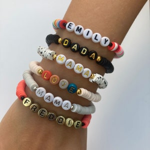 Nombre personalizado Pulsera de amistad de palabras con cuentas personalizadas / Heishi de plata de oro champán / Mamá mamá mamá papá / Manifestación del corazón de las mujeres imagen 1