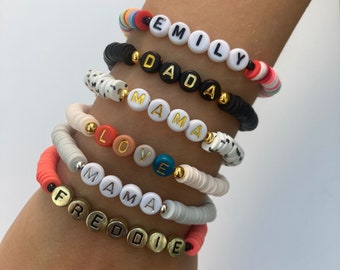 Nombre personalizado Pulsera de amistad de palabras con cuentas personalizadas / Heishi de plata de oro champán / Mamá mamá mamá papá / Manifestación del corazón de las mujeres