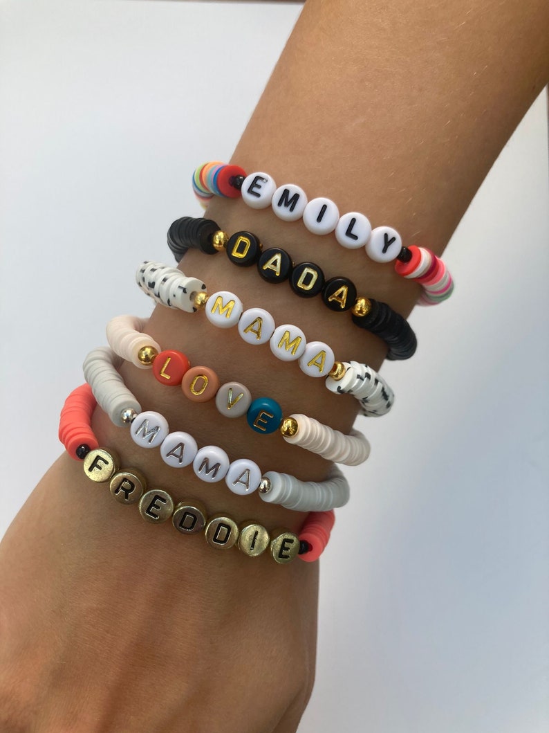 Nombre personalizado Pulsera de amistad de palabras con cuentas personalizadas / Heishi de plata de oro champán / Mamá mamá mamá papá / Manifestación del corazón de las mujeres imagen 1