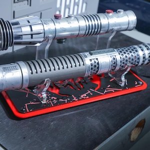 Shadow's Reign Saber Stand – Dual Hilt Display for Split Staff Lightsaber – Limited Edition Cast Acrylic Rack bild 2