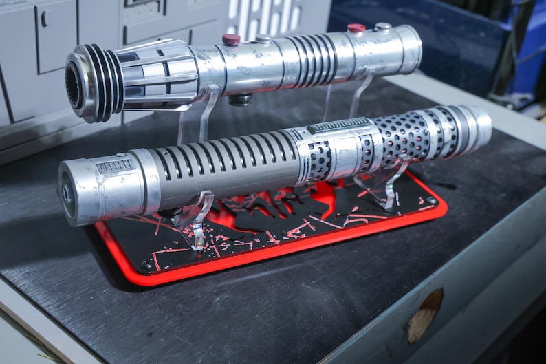 Shadow's Reign Saber Stand – Dual Hilt Display for Split Staff Lightsaber – Limited Edition Cast Acrylic Rack bild 2