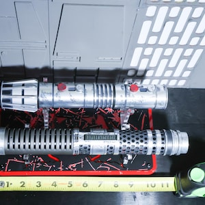 Shadow's Reign Saber Stand – Dual Hilt Display for Split Staff Lightsaber – Limited Edition Cast Acrylic Rack bild 3