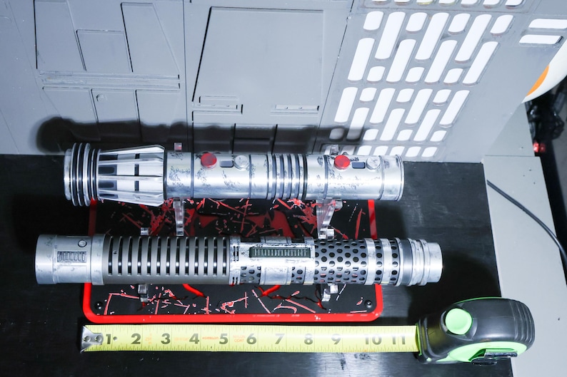 Shadow's Reign Saber Stand – Dual Hilt Display for Split Staff Lightsaber – Limited Edition Cast Acrylic Rack bild 3