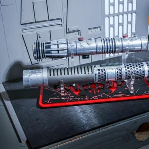 Shadow's Reign Saber Stand – Dual Hilt Display for Split Staff Lightsaber – Limited Edition Cast Acrylic Rack bild 7
