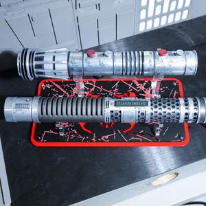 Shadow's Reign Saber Stand – Dual Hilt Display for Split Staff Lightsaber – Limited Edition Cast Acrylic Rack bild 1