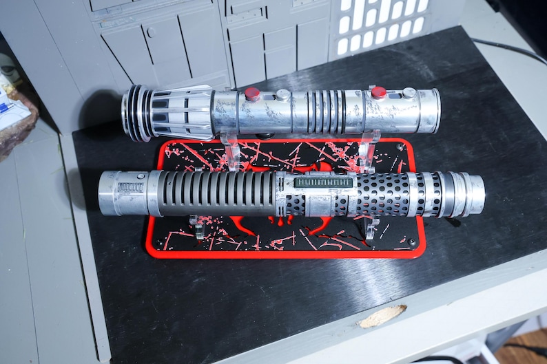 Shadow's Reign Saber Stand – Dual Hilt Display for Split Staff Lightsaber – Limited Edition Cast Acrylic Rack bild 1