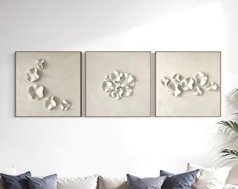 Conjunto de 3 cuadros abstractos monocromáticos, lienzo en relieve, escultura de arcilla, textura orgánica, decoración cálida y delicada en blanco.