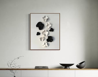 Può includere: Una poltrona bianca con braccioli e gambe in legno si trova di fronte a un armadio bianco con una stampa d'arte astratta in bianco e nero appesa al muro sopra.