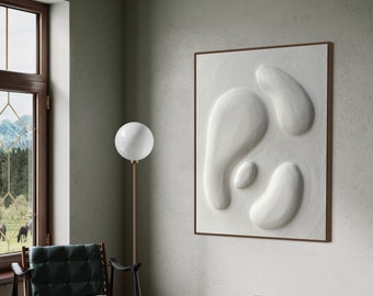 Può includere: Un interno di un soggiorno moderno con una poltrona in pelle verde, un tavolino da caffè in legno e un dipinto astratto bianco sul muro. Una lampada da terra con un globo bianco si trova nell'angolo.