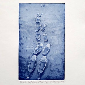 Op de afbeelding: Een blauwe en witte print van een reeks boten die in een rij op een wateroppervlak liggen. De print is getiteld "Boote auf dem Rhein" en gesigneerd "S. Haas 2019".