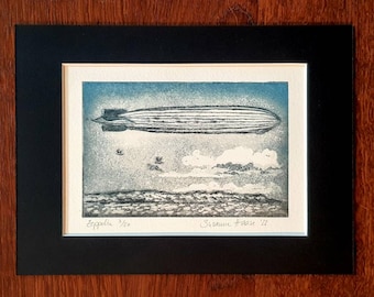 Radierung Zeppelin, Luftschiff mit schwarzem Passepartout, Etching Zeppelin, Airship with black Passepartout.
