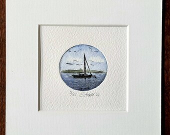 Kleine Radierung eines Segelbootes mit Passepartout koloriert mit Aquarellfarbe, Small Etching of a Sailing Boat colored with Passepartout