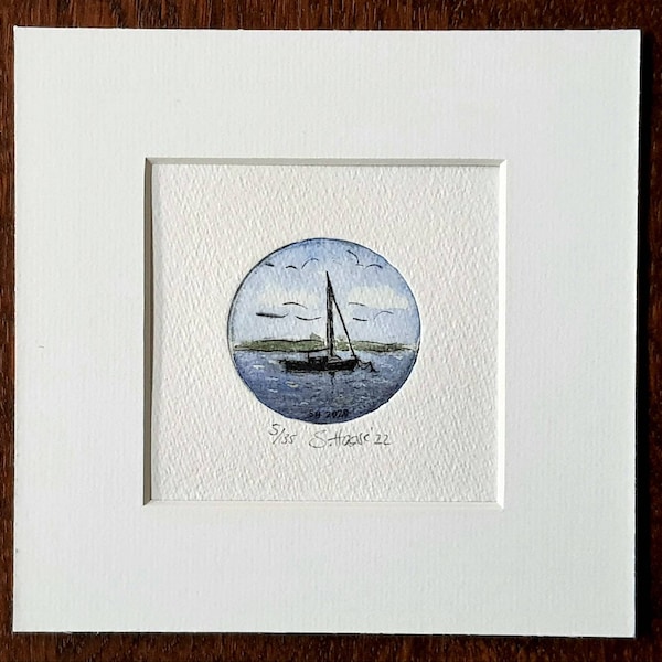 Kleine Radierung eines Segelbootes mit Passepartout koloriert mit Aquarellfarbe, Small Etching of a Sailing Boat colored with Passepartout