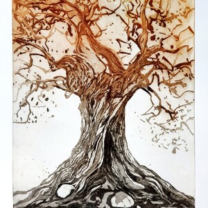 Peut inclure: Un dessin à l'encre brune et noire d'un vieux arbre avec un tronc épais et de nombreuses branches. L'arbre est sur un fond blanc. Le dessin est signé "Suzanne H. Clive 2013" en bas à droite et "Old Olive Tree" en bas à gauche.