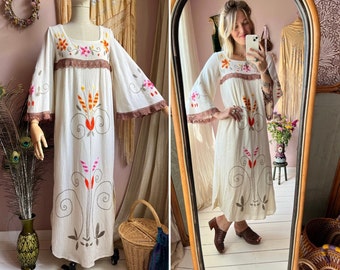 size M wondrous vintage 1970s embroidered cheesecloth caftan - angel sleeves