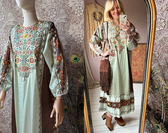 size M/L unreal vintage 1970s embroidered Egyptian caftan dress