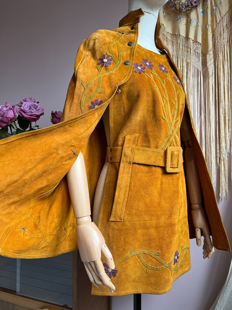 size XS unreal vintage 1960s suede cape and matching apron dress Bild 5