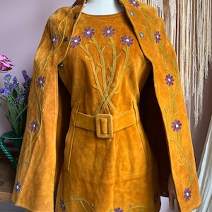 size XS unreal vintage 1960s suede cape and matching apron dress Bild 2