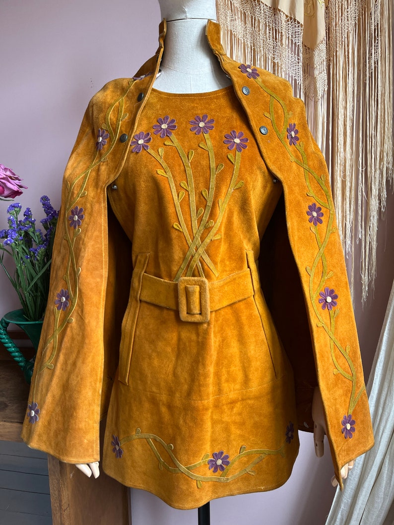 size XS unreal vintage 1960s suede cape and matching apron dress Bild 2