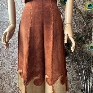 size XS/S wondrous vintage 1960s suede & crochet two piece afbeelding 4