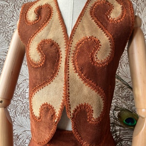 size XS/S wondrous vintage 1960s suede & crochet two piece afbeelding 6