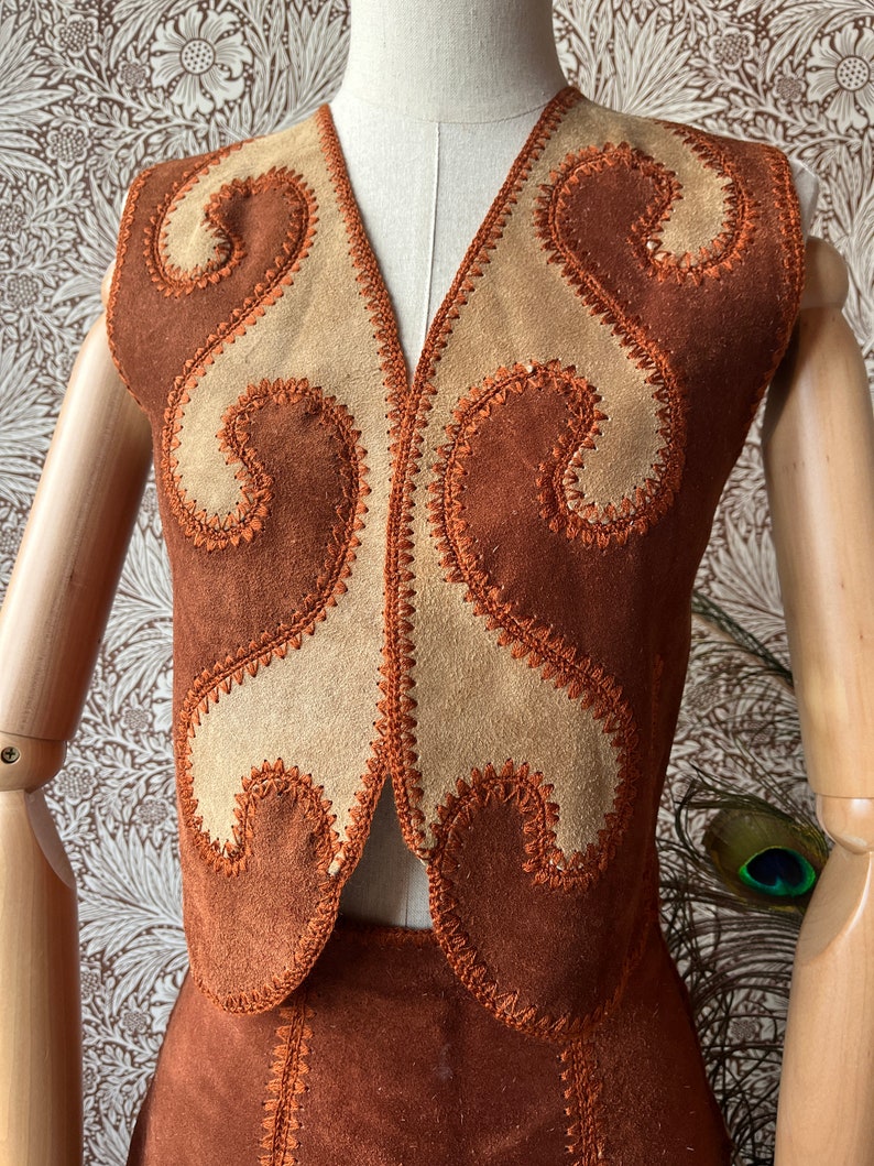 size XS/S wondrous vintage 1960s suede & crochet two piece afbeelding 6