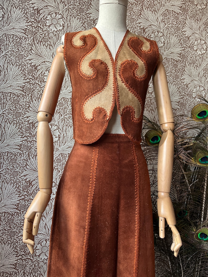 size XS/S wondrous vintage 1960s suede & crochet two piece Bild 5