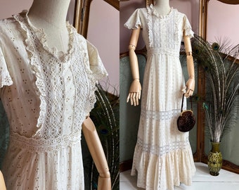 size S/M vintage 1970s INSANE French broderie anglaise bohemian dream wedding - bridal dress