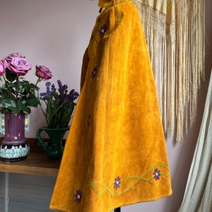 size XS unreal vintage 1960s suede cape and matching apron dress Bild 4