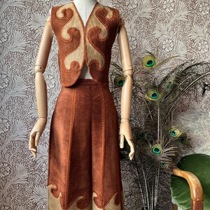 size XS/S wondrous vintage 1960s suede & crochet two piece Bild 2