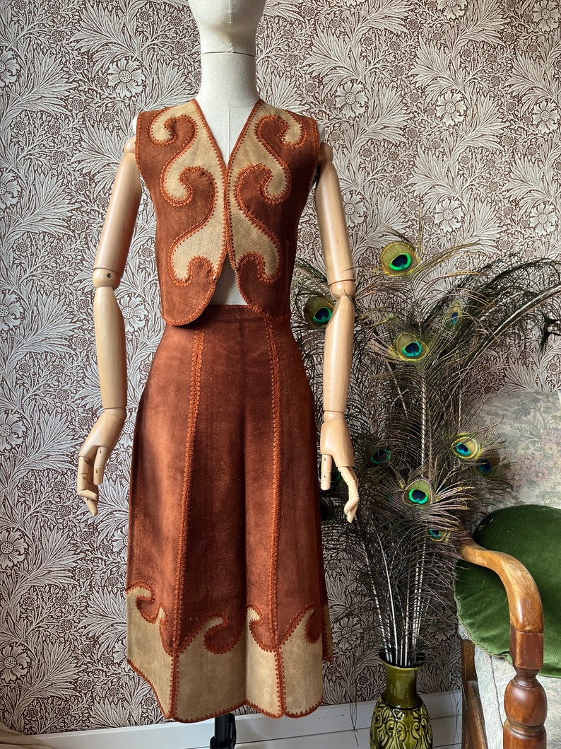 size XS/S wondrous vintage 1960s suede & crochet two piece Bild 2