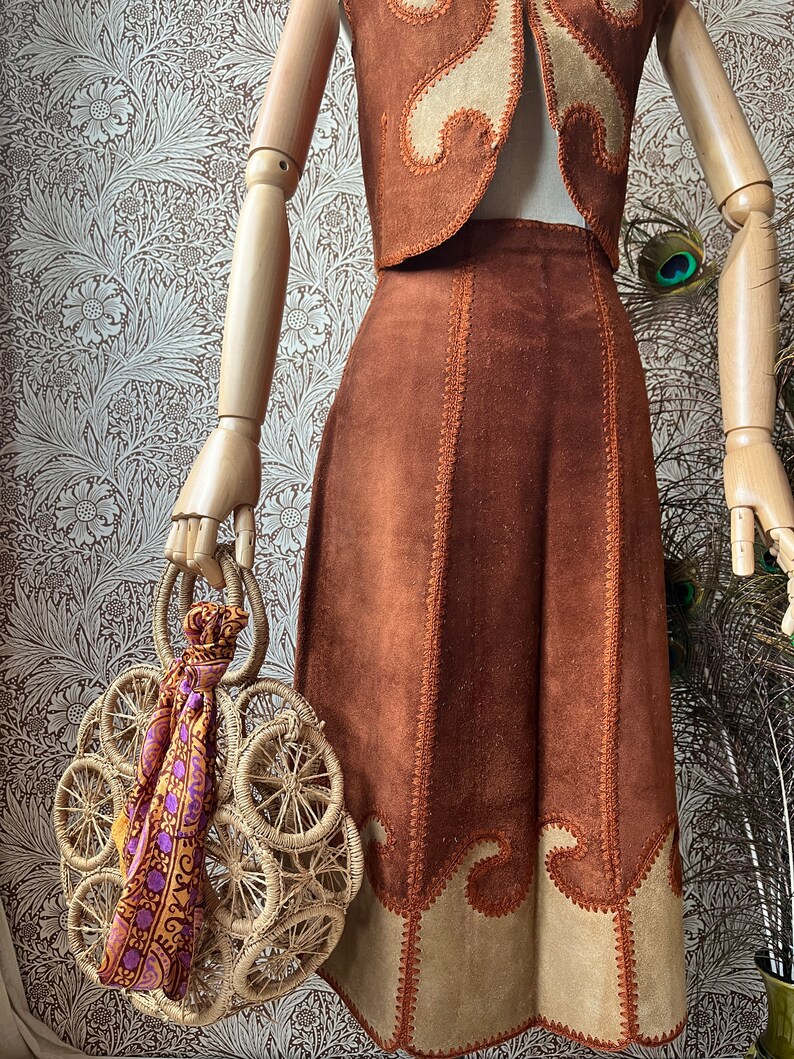 size XS/S wondrous vintage 1960s suede & crochet two piece afbeelding 9