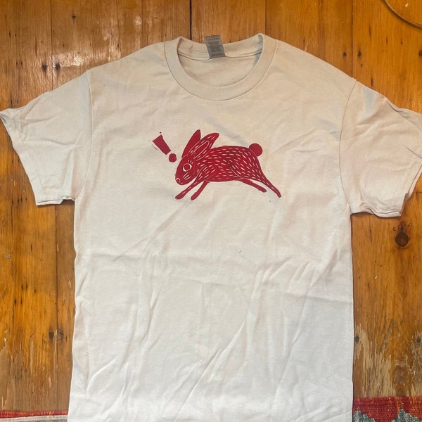 Lapin rouge imprimé à la main sur un t-shirt gris — Impression en bloc de linogravure faite à la main sur un t-shirt en coton