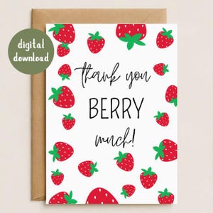 Könnte beinhalten: Eine weiße Grußkarte mit einem wiederkehrenden Muster aus roten Erdbeeren mit grünen Blättern. Der Text in der Mitte lautet "thank you BERRY much!" in schwarzer Schreib- und serifenloser Schrift. Die Karte liegt auf einem braunen Umschlag.