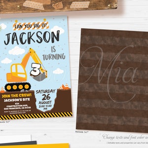 Pu&ograve; includere: Invito di compleanno a tema costruzione con un escavatore giallo su sfondo blu. L'invito dice "Can you dig it? Jackson is turning 3" e include i dettagli della festa, tra cui la data, l'ora e il luogo.