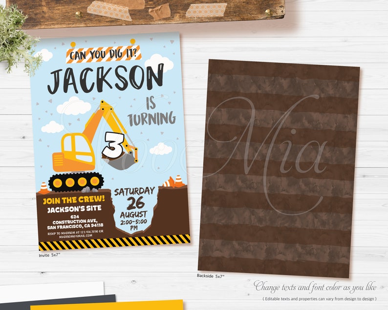 Pu&ograve; includere: Invito di compleanno a tema costruzione con un escavatore giallo su sfondo blu. L'invito dice "Can you dig it? Jackson is turning 3" e include i dettagli della festa, tra cui la data, l'ora e il luogo.