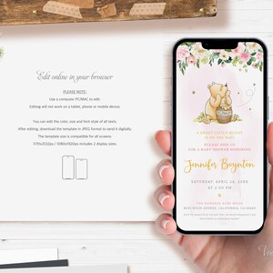 K&ouml;nnte beinhalten: Eine rosa und wei&szlig;e Babyparty-Einladung mit einer Winnie-the-Pooh-Illustration. Die Einladung zeigt einen s&uuml;&szlig;en kleinen Hasen, der auf dem Weg ist! Bitte schlie&szlig;en Sie sich uns zu einer Babyparty zu Ehren von Jennifer Boynton am Samstag, den 24. April 20XX um 14:00 Uhr an. Der Ort ist The Hundred Acre Wood, 8835 Wood Avenue, Kalifornien, CA 6848.