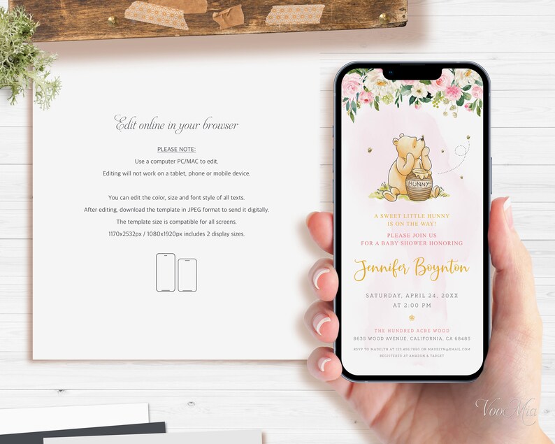 K&ouml;nnte beinhalten: Eine rosa und wei&szlig;e Babyparty-Einladung mit einer Winnie-the-Pooh-Illustration. Die Einladung zeigt einen s&uuml;&szlig;en kleinen Hasen, der auf dem Weg ist! Bitte schlie&szlig;en Sie sich uns zu einer Babyparty zu Ehren von Jennifer Boynton am Samstag, den 24. April 20XX um 14:00 Uhr an. Der Ort ist The Hundred Acre Wood, 8835 Wood Avenue, Kalifornien, CA 6848.