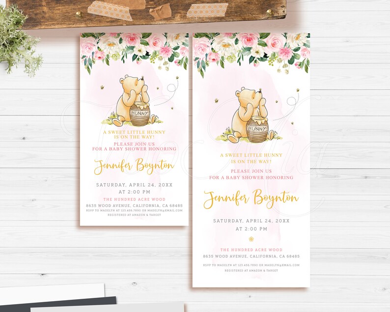 K&ouml;nnte beinhalten: Eine rosa und wei&szlig;e Babyparty-Einladung mit einer Illustration von Winnie Puuh. Die Einladung zeigt einen gelben B&auml;ren, der einen Honigtopf mit dem Text "Hunny" h&auml;lt. Der Text auf der Einladung lautet "A sweet little hunny is on the way! Please join us for a baby shower honoring Jennifer Boynton. Saturday, April 24, 20XX at 2:00 PM. The Hundred Acre Wood, 8635 Wood Avenue, California, CA 68485. RSVP to madelth123@gmail.com. Registered at Amazon & Target."