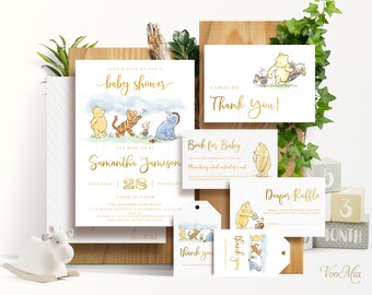 Pode incluir: Um conjunto de convites para chá de bebê com tema Winnie the Pooh com letras douradas. O convite apresenta Winnie the Pooh, Piglet, Tigger e Eeyore. O cartão de agradecimento apresenta Winnie the Pooh e Piglet. O cartão de livro para bebê apresenta Winnie the Pooh. O cartão de rifa de fraldas apresenta Winnie the Pooh e Piglet. O texto do convite diz "Por favor, junte-se a nós para um chá de bebê para a futura mamãe Samantha Jameson, sábado, 28 de fevereiro, das 14h às 16h, The Hundred Acre Wood, 1114 Wood Avenue, Califórnia 94113".