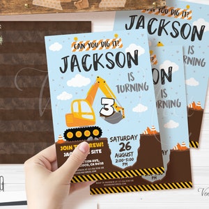 Pu&ograve; includere: Invito a una festa di compleanno a tema costruzione con un escavatore giallo che scava un buco con il numero 3 al suo interno. L'invito dice "Can you dig it? Jackson is turning 3" e include la data e l'ora della festa.