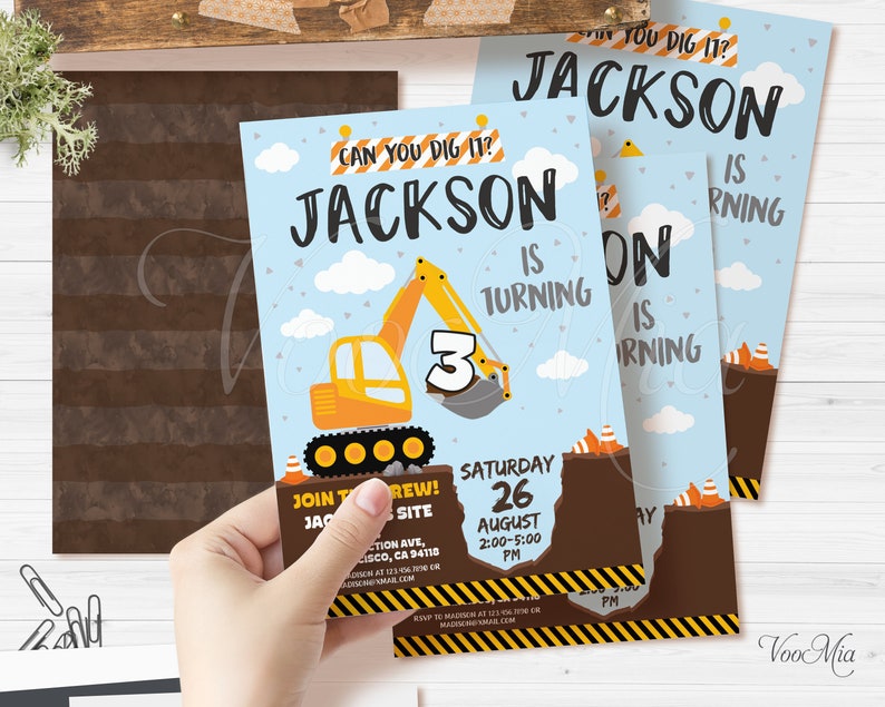 Pu&ograve; includere: Invito a una festa di compleanno a tema costruzione con un escavatore giallo che scava un buco con il numero 3 al suo interno. L'invito dice "Can you dig it? Jackson is turning 3" e include la data e l'ora della festa.