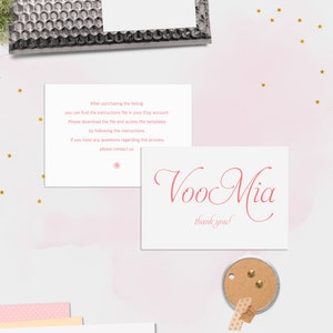 Puede incluir: Una tarjeta blanca con texto rosa que dice "Despu&eacute;s de comprar la lista, puedes encontrar el archivo de instrucciones en tu cuenta de Etsy. Descarga el archivo y accede a las plantillas siguiendo las instrucciones. Si tienes alguna pregunta sobre este proceso, ponte en contacto con nosotros." Una segunda tarjeta blanca con texto rosa que dice "Voo Mia &iexcl;gracias!"